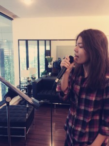 แก้วกำลังร้องเพลง